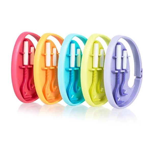 O Tom pinceta za odstranjevanje klopov v različnih barvah