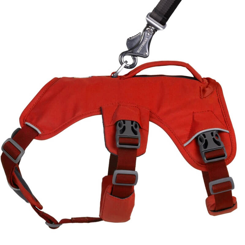 Pripenjanje Ruffwear Web Master oprsnice na hrbtu