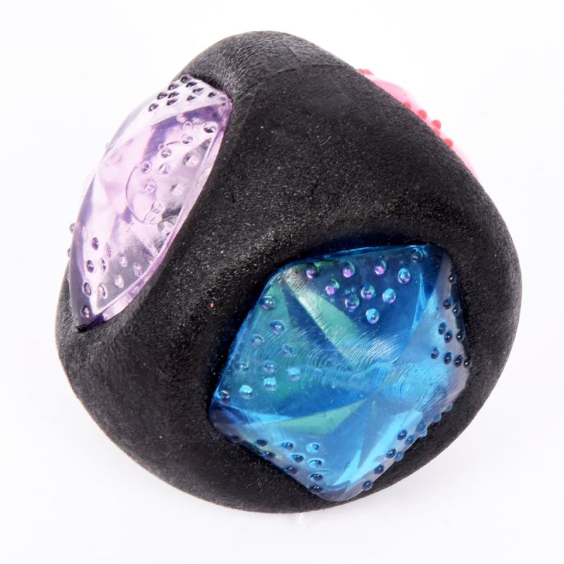 Pawona utripajoča žogica Tria v temi